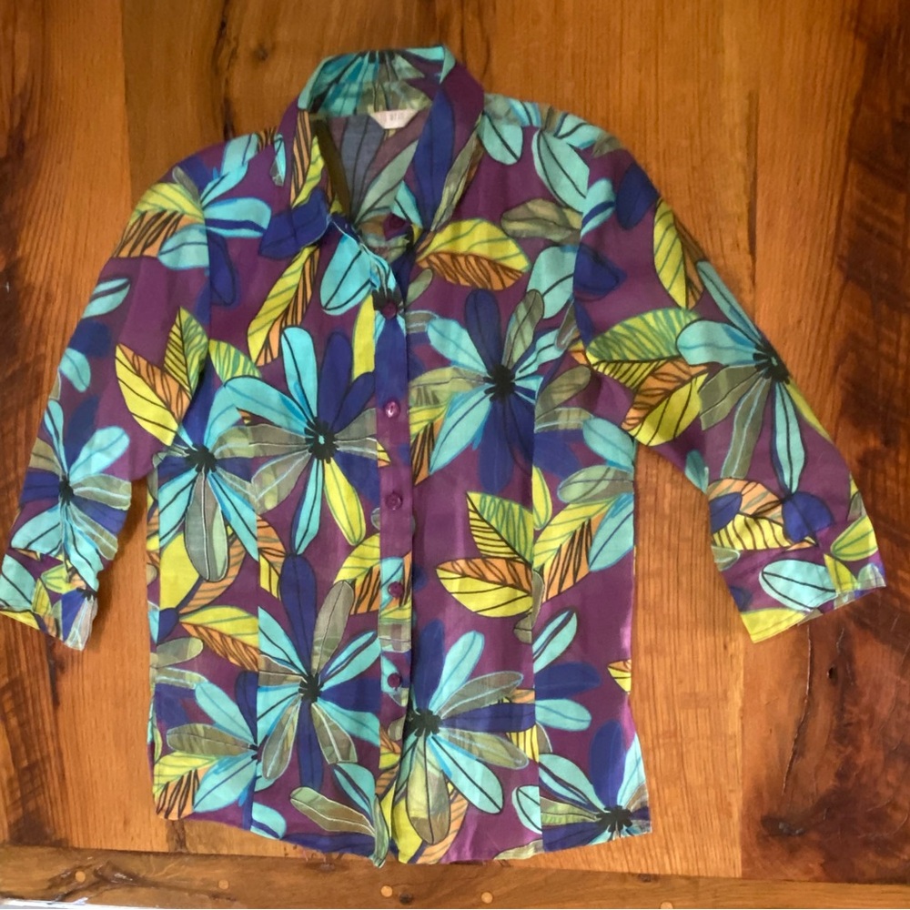 Erin Exquisite Button Front Top in a Beautiful Floral Pattern, Side Slits, Small